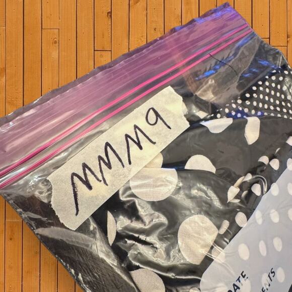 Talbots Silk Black White Polka Dot Tee Blouse Keyhole Back Size 6 - Picture 8 of 8